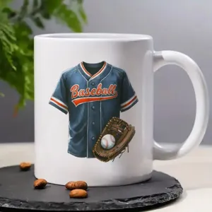 Weißer Keramikkaffebecher mit Baseball-Themendruck, ideal für Büro und den täglichen Gebrauch.