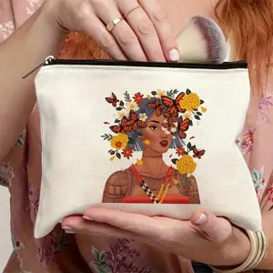 Detalle del neceser de lona con cierre de cremallera y estampado de mariposas.