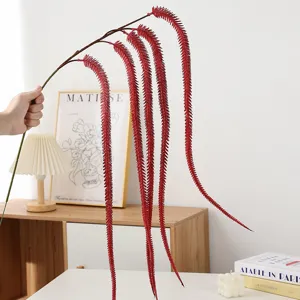 Rote künstliche hängende Blumen, konservierte Pflanzen für Hochzeit Heimdekoration und Innendesign.