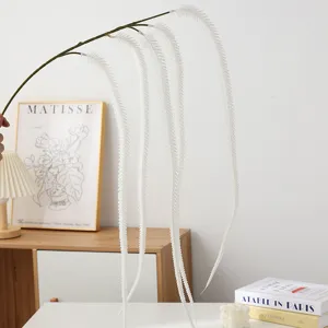Eleganter weißer hängender künstlicher Blumenzweig für Hochzeitsdekoration und Design.