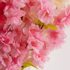 Künstlicher Seiden Kirschblüten Zweig Detail Nahaufnahme für Heimdekoration design inoor