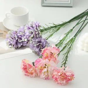 Künstliche Nelken Blumen Detailansicht, schöne rosa und lila Dekoration für Zuhause.