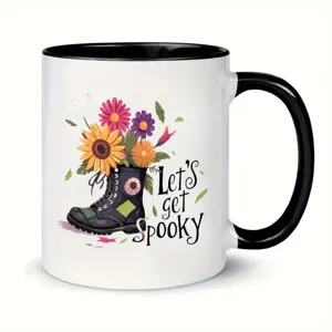 Keramische mok detailweergave met bloemen laars print en klassiek zwart handvat.