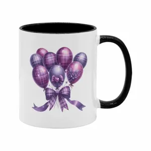Taza de café de cerámica con diseño de globos de cuadros morados, asa negra y interior.