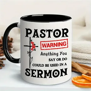 Vista detallada de una bonita taza de café de cerámica con cita de pastor y cruz.