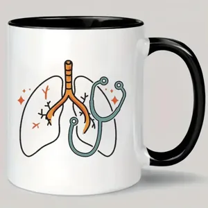 Gedetailleerd weergave van de keramische mok met medisch longen en stethoscoop ontwerp.