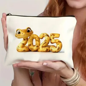 Nahaufnahme Detail der weißen Kosmetiktasche mit Reißverschluss und süßem 2025 Schlangenmotiv.
