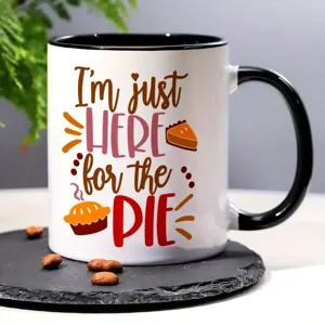 Taza de café de cerámica con texto divertido y gráfico de tarta, ideal para oficina y hogar.