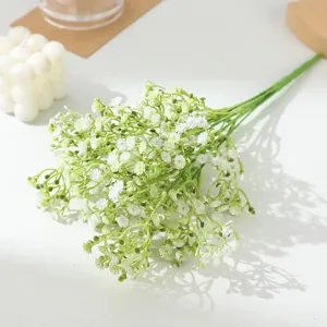 Détail de bouquet de fleurs de gypsophile artificiel, parfait pour la déco et les mariages.