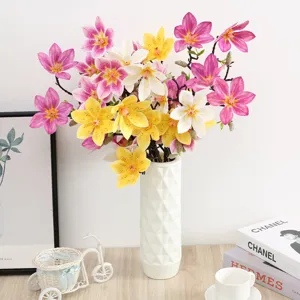 Bouquet di fiori di magnolia artificiali con vaso geometrico bianco per decorare la casa