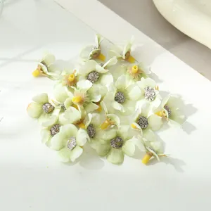 Nahaufnahme von künstlichen Mini-Seidenblumenköpfen für kreative DIY-Bastelarbeiten.