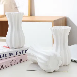 Weißes Kunststoff geriffeltes Vasen Set im französischen Stil Retro Tisch Deko Blumen.