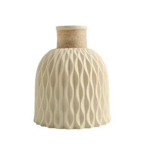 Moderner minimalistischer Keramikvase mit Seil am Hals, elegantes Rillendesign für Tischdeko.