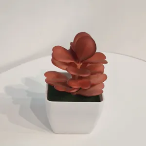 Künstliche Sukkulente in weißem quadratischem Topf, herbstfarbene kleine Kunstpflanze Deko.