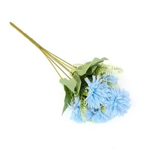Detailansicht des künstlichen blauen Chrysanthemenblumenstraußes für Heimdekoration und Fotos.