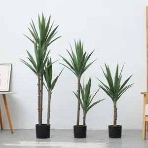 Kunstmatige yucca plant in pot binnen groene boom gedetailleerd overzicht voor thuis