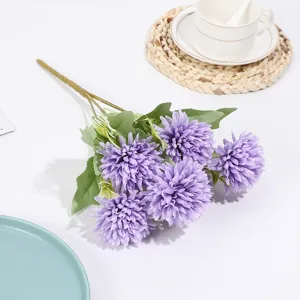 Detailaufnahme von künstlichen lila Chrysanthemen Blumenstrauß für Heimdekoration.