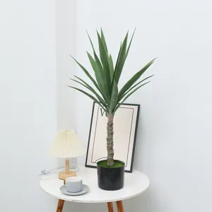 Gedetailleerd overzicht van kunstmatige yucca-plant in zwarte pot voor scènedisplay.