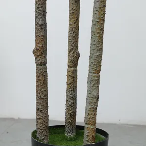 Kunstmatige boomstamdetail, nepplantenstammen in zwarte pot met groen mos voor decor.