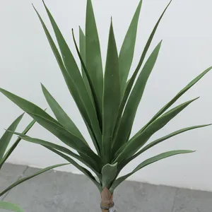Kunstmatige zwaardlelie plant detail, levensechte groene bladeren voor interieur decoratie