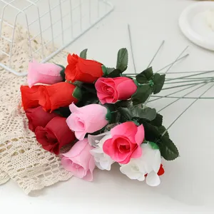 Primo piano dettagliato di un bellissimo bouquet di rose artificiali in flanella.