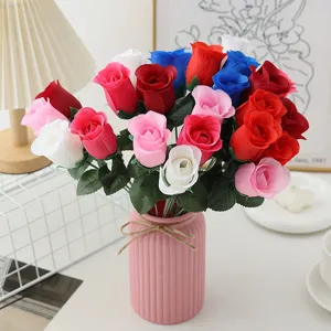 Bouquet di fiori di rose in velluto artificiale vaso di ceramica rosa dettaglio