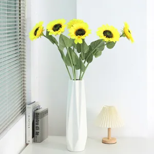 Bouquet de tournesols artificiels en vase céramique blanc, belle décoration pour le salon.