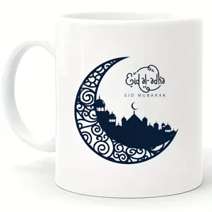 Nahaufnahme Detail der weißen Keramiktasse mit elegantem Halbmond- und Moschee-Muster.
