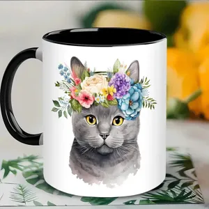 Nahaufnahme der Keramiktasse mit Detailansicht der niedlichen Aquarell-Graukatze und Blumenkrone.