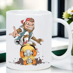 Tazza da caffè in ceramica bianca con stampa scimmia skateboard, ideale per ufficio.