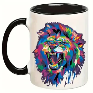Keramik Kaffeetasse mit schwarzem Henkel und buntem abstrakten Löwen Pop-Art Motiv.