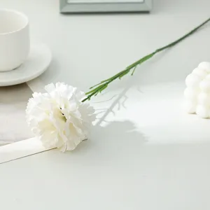 Einzelner weißer künstlicher Nelken-Blumen-Stiel für die Heim- und Esszimmer-Dekoration.