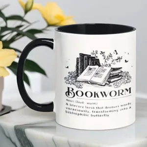 Primer plano detallado de la taza de cerámica con cita literaria y gráfico de libros antiguos.