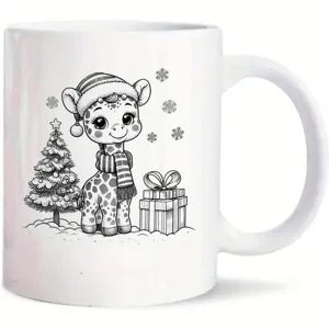 Detailansicht einer weißen Keramiktasse mit süßer Weihnachts-Giraffen-Illustration.