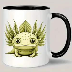 Nahaufnahme der Keramik Tasse mit einzigartiger gruener Fantasiekreatur Illustration und schwarzem Henkel.
