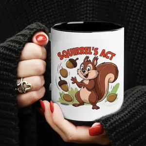 Primer plano de una taza de cerámica con un tierno diseño gráfico de ardilla bonita.