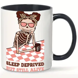 Detailansicht der originellen Keramiktasse mit lustiger Skelett Illustration und coolem Spruch.