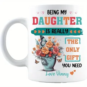 Weißer Keramik Kaffeetasse mit Blumenmuster und persönlichem Familienspruch für das Büro.