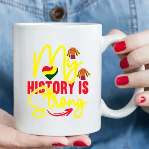 Weisser Keramik Kaffeetasse mit inspirierendem Typografie-Design, ideal fuer das Buero.