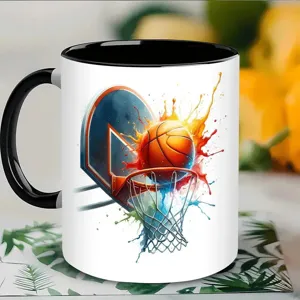 Nahaufnahme der Keramiktasse mit buntem Basketball Kunstdruck und stilvollem schwarzem Henkel.