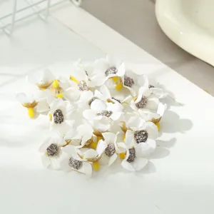 Künstliche kleine weiße Seidenblüten im Detail, ideal für DIY-Basteln und Geschenkbox-Dekoration.