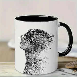 Primo piano dettagliato del motivo creativo con silhouette di rami d'albero sulla tazza.