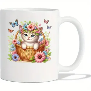 Tazza da caffè in ceramica bianca con simpatico gatto nel cestino di fiori per ufficio.