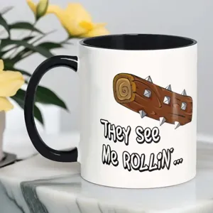 Primo piano di tazza in ceramica con simpatica illustrazione di tronchi e testo da ufficio top.