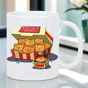 Vista dettagliata della tazza da caffè in ceramica bianca con stampa di gattini nuggets.