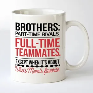 Detalle de taza de café de cerámica blanca, impresión graciosa de hermanos, primer plano