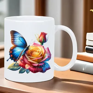 Hermosa taza de café de cerámica blanca con estampado de mariposa azul y rosa.