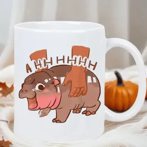 Nahaufnahme Detail der weißen Keramiktasse mit süßem witzigen Nilpferd Cartoon Print.