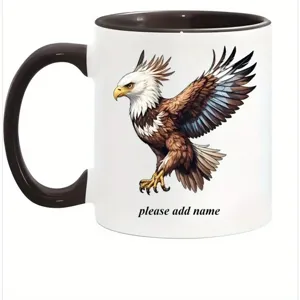 Vista detallada de taza de cerámica personalizada con diseño de águila y espacio para nombre.