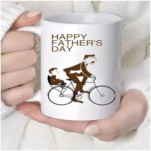 Weißer Keramik Kaffeebecher mit Vater Kind Fahrrad Illustration für Büro und Alltag.